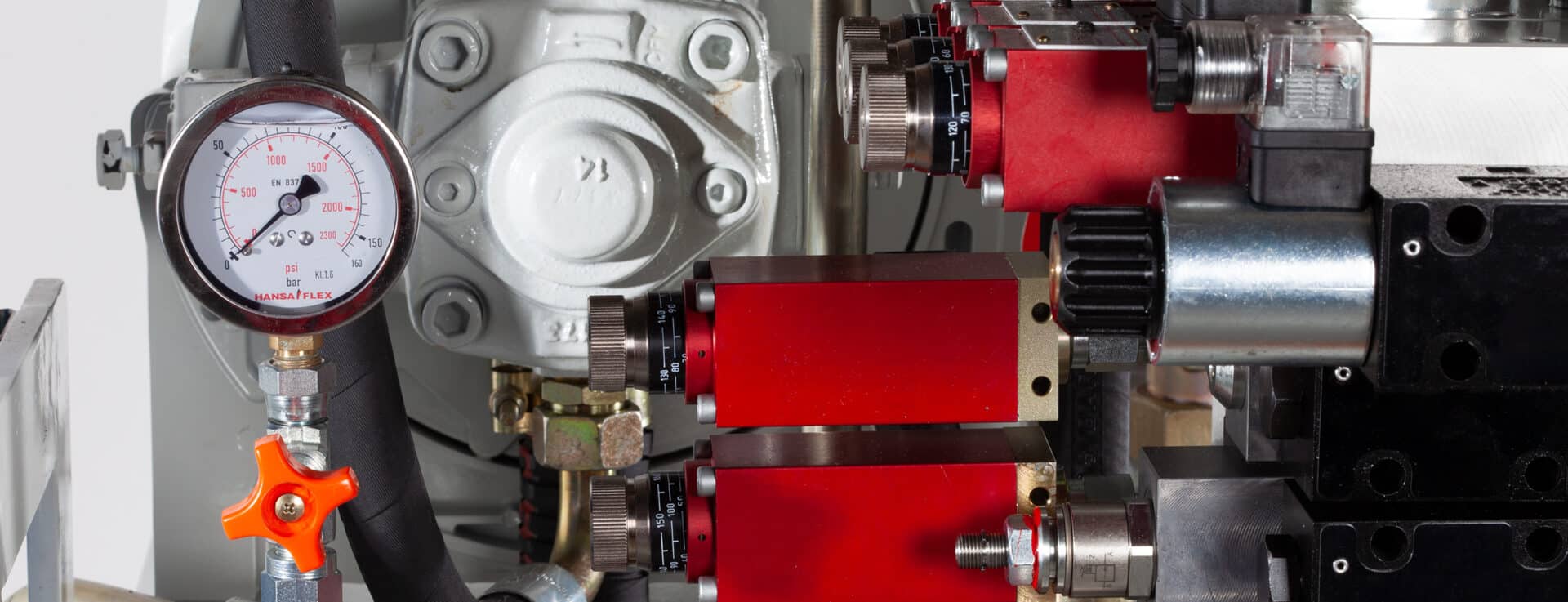 Schalter und Sensoren in der Hydraulik Nahaufnahme